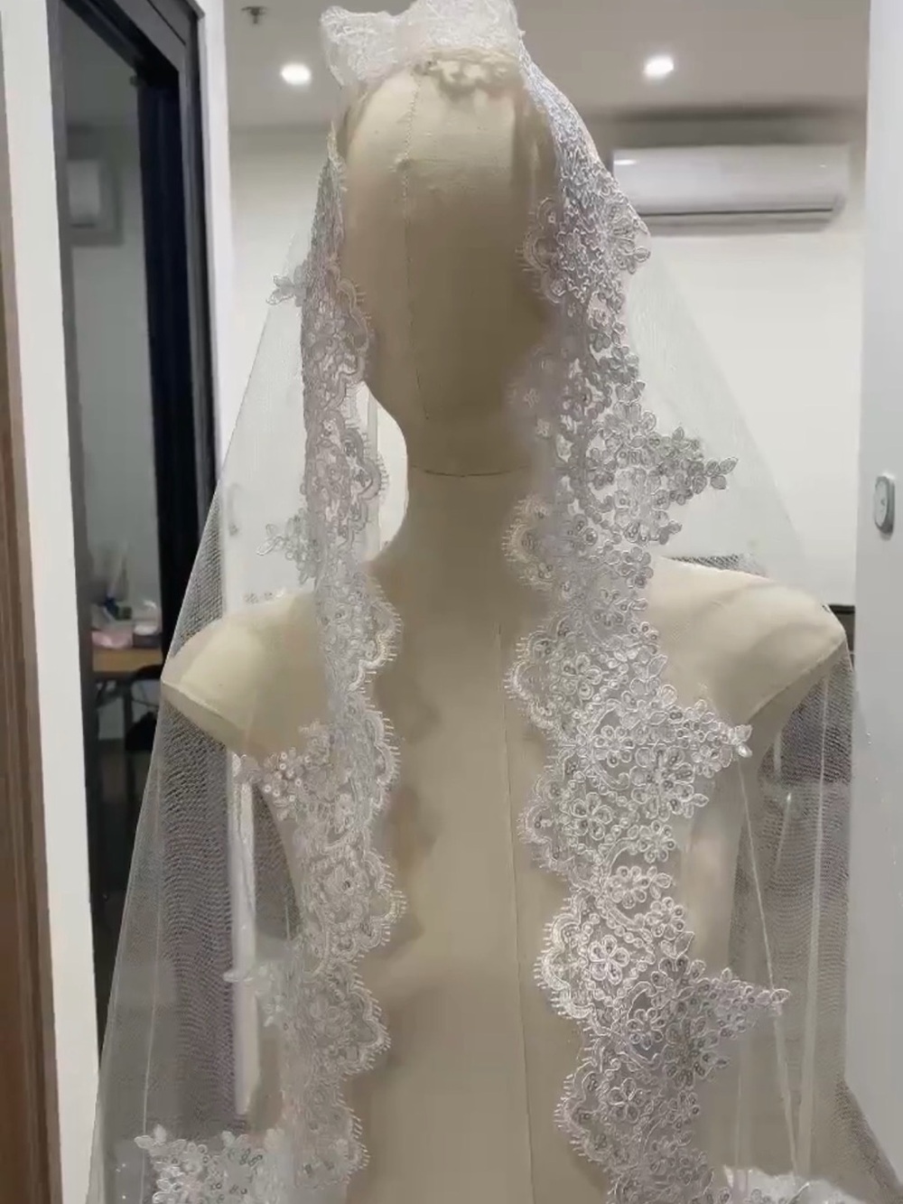 White wedding veil - Picture 2 of 4